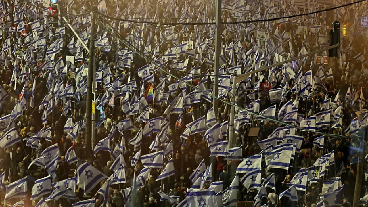 Mehr als 100.000 Menschen mit Israel-Fahnen auf den Stra§en 