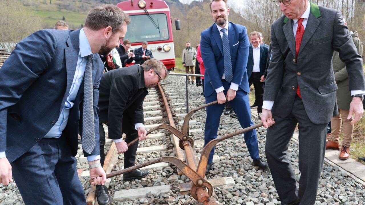 Hauruck! Das Werkl soll schließlich irgendwann wieder fahren, also legte am Sonntag am Bahnhof Niedernsill auch die Politik kurz Hand an: Landesrat Stefan Schnöll, Philipp Weis (Land Salzburg), Michael Baminger (Vorstand Salzburg AG) und Landeshauptmann Wilfried Haslauer. 