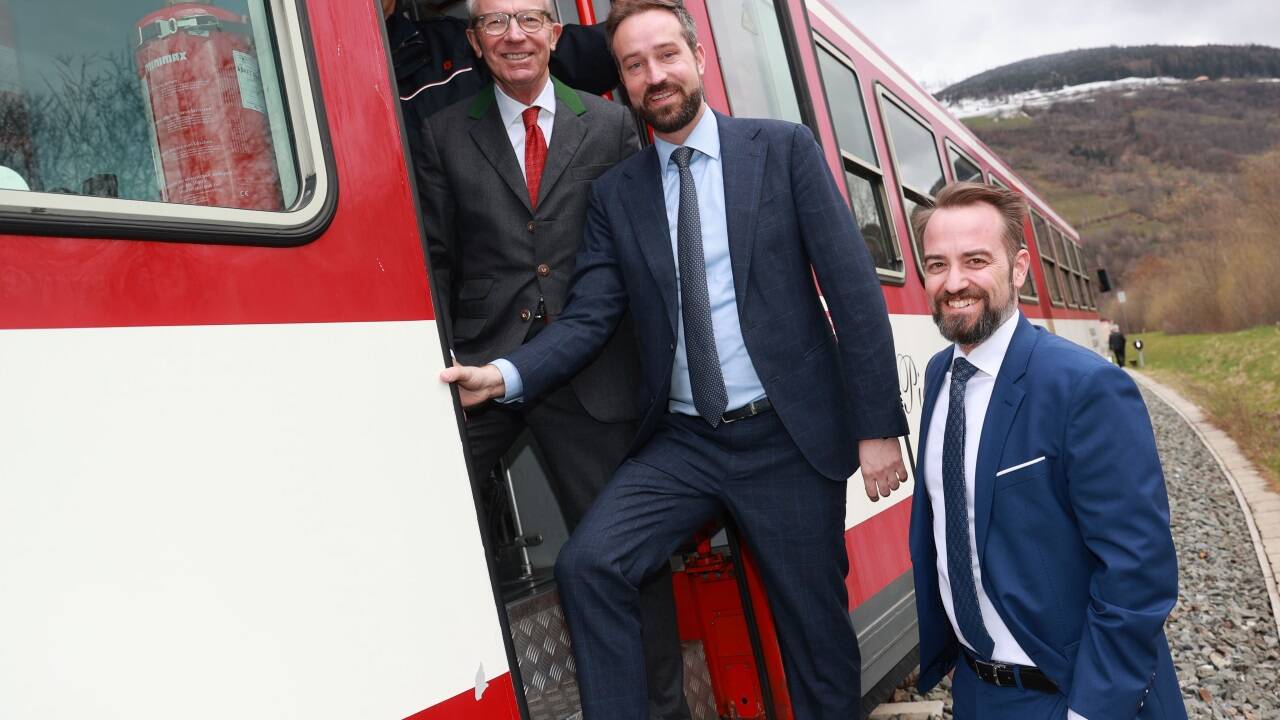 Alles einsteigen hieß es am Sonntag: LH Wilfried Haslauer, Verkehrslandesrat Stefan Schnöll, Salzburg AG-Chef Michael Baminger.  