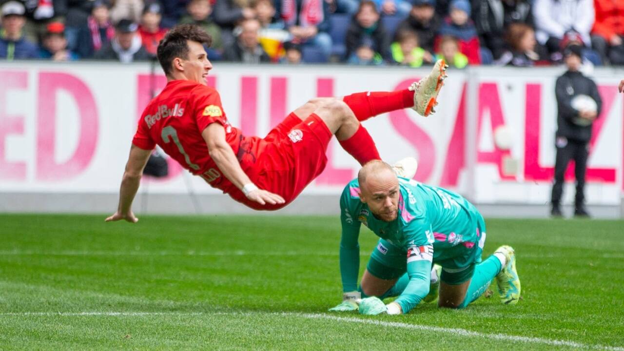 LASK-Torhüter Alexander Schlager im Brennpunkt.  