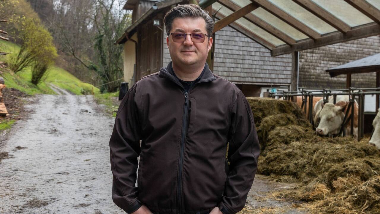 Thomas Kurz auf dem Wanderweg in Elsbethen, der unmittelbar am Archsteingut im Besitz seiner Frau vorbeiführt.  