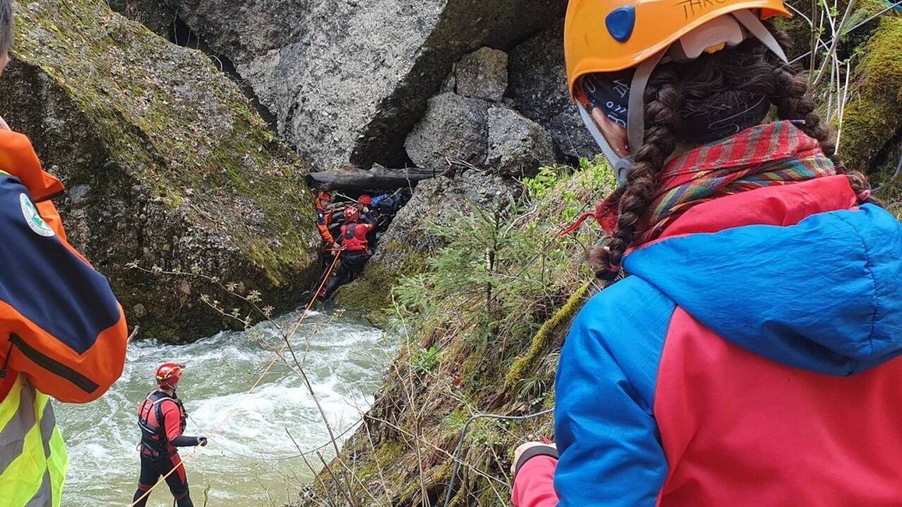 Für Hund und Frauchen gab es hier keinen Weg mehr zurück. Berg- und Wasserrettung halfen.  