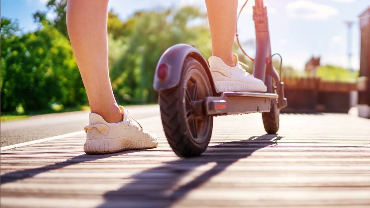 Auch in Salzburg steigt die Zahl der Menschen, die mit einem E-Scooter unterwegs sind. Auch in Salzburg steigt die Zahl der Menschen, die mit einem E-Scooter unterwegs sind.