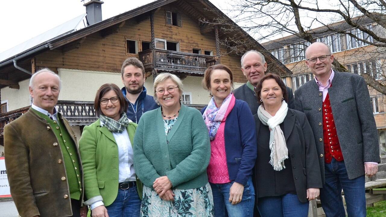 Vorne v. l.: Christian Dullnigg (Direktor LFS Bruck), Johanna Bürgler (Bezirksbäuerin Pinzgau), Ulrike Winding (Direktorin LFS Bruck), Theresia Walchhofer (Bezirksbäuerin Pongau), Theresia Laubichler (BBK Pongau), Hubert Lohfeyer (BBK Pinzgau). Hinten: Anton Embacher und Josef Geisler (Proponenten bei der Genossenschaftsgründung).  