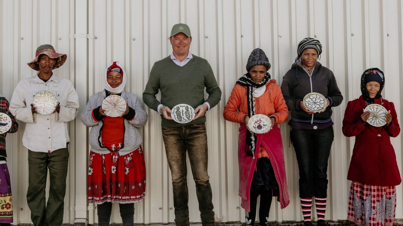 Künstler aus Namibia entwarfen Keramik für Gmundner, im Bild mit Markus Friesacher. 