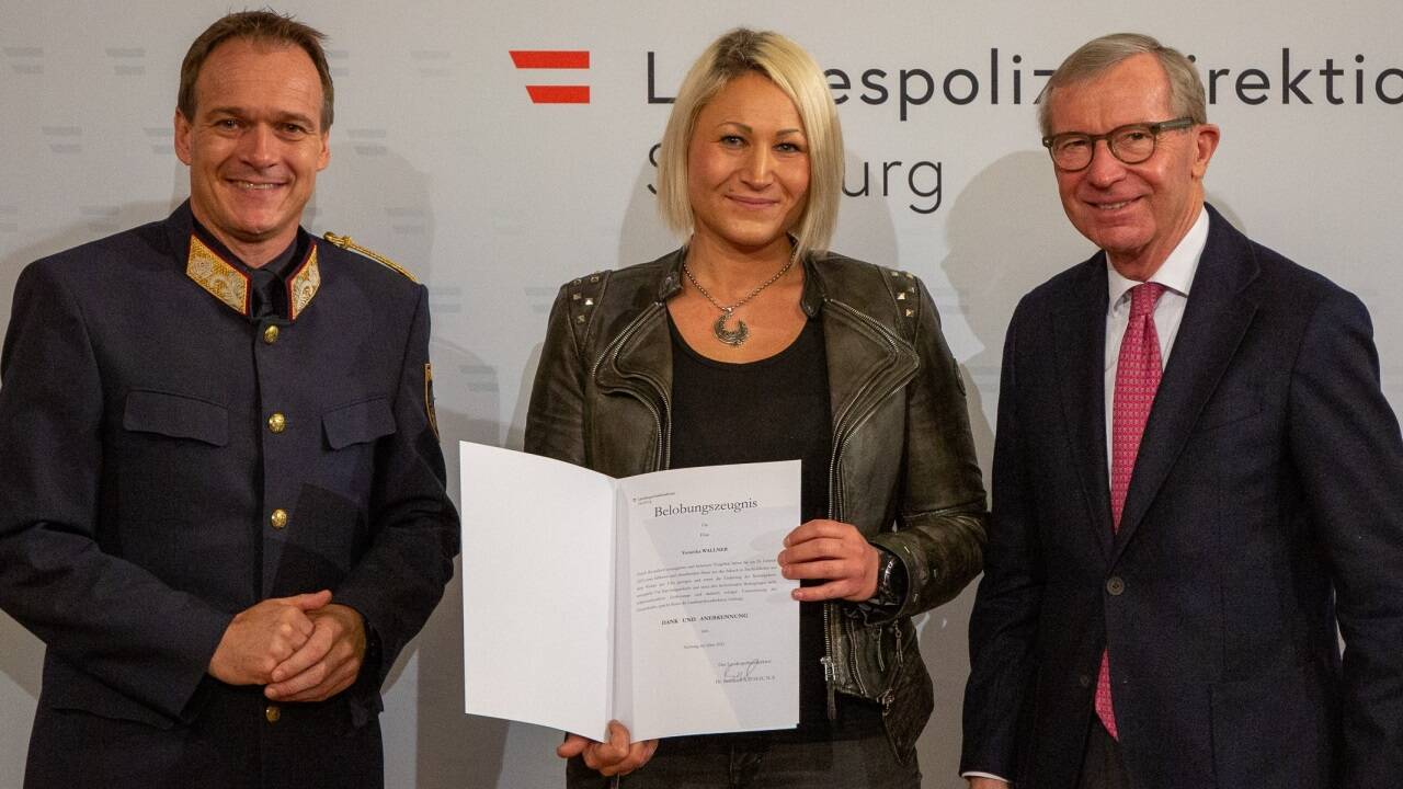 Veronika Wallner zog bei Bischofshofen den 49-jährigen Fußgänger aus der eiskalten Salzach. Im Bild mit Landespolizeidirektor Bernhard Rausch und Landeshauptmann Wilfried Haslauer. 