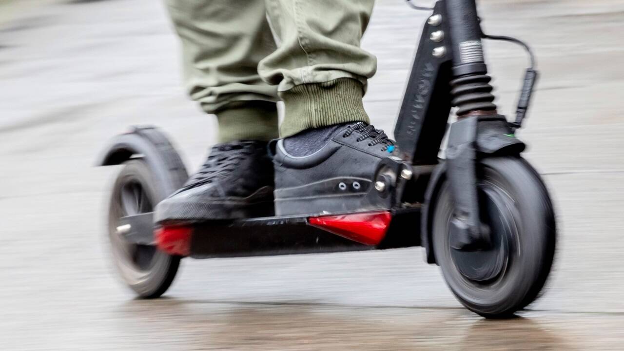 Mit dem E-Scooter erreicht man bis zu 25 km/h. Die Unfallgefahr wird von Experten als viel höher als mit einem Fahrrad eingeschätzt. 