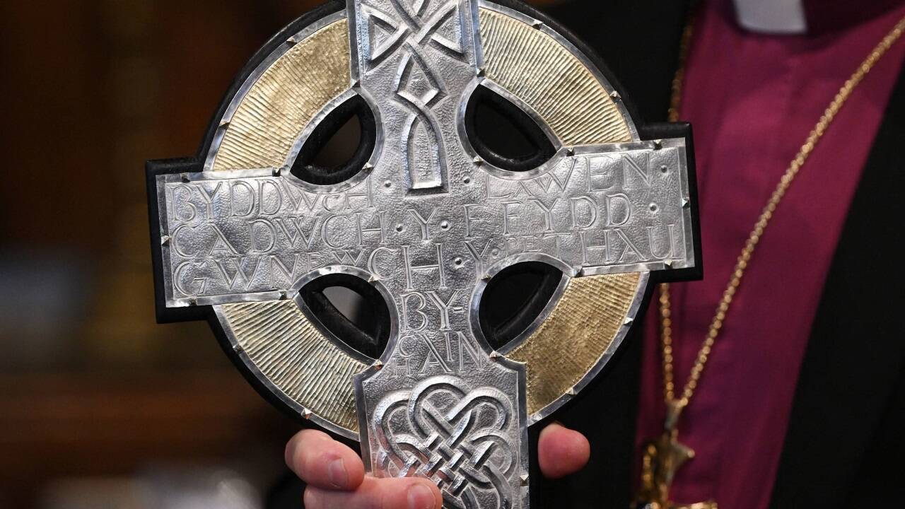 Die Reliquien wurden in das Kreuz von Wales eingearbeitet, das bei der Zeremonie am 6. Mai die Krönungsprozession anführen soll. 