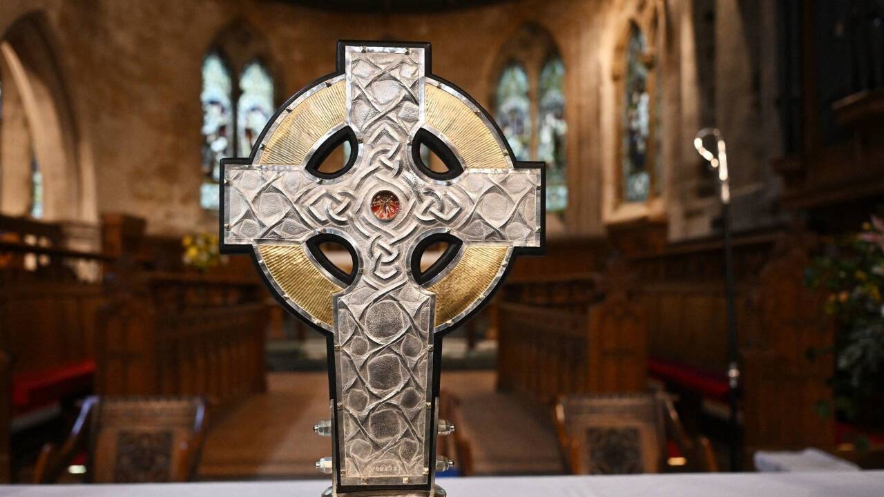 Die Reliquien wurden in das Kreuz von Wales eingearbeitet, mit dem am 6. Mai die Zeremonie der Krönungsprozession angeführt werden soll. 