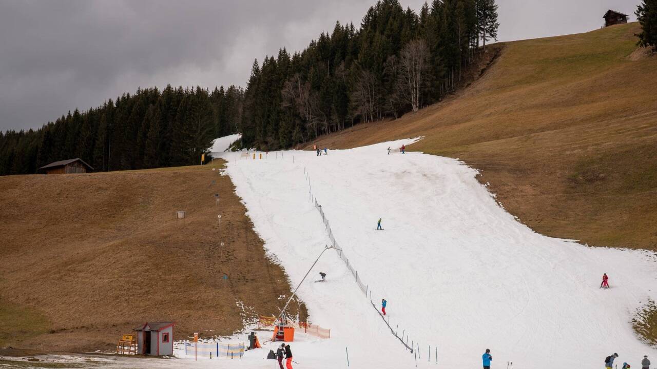 Braune Wiesen, weißes Band: Diese Bilder aus Skigebieten wie hier in Filzmoos Anfang des Jahres sind künftig immer öfter zu erwarten. 