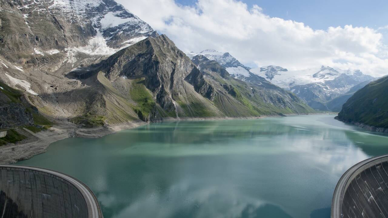 Der Stausee Mooserboden und die Moosersperre in Kaprun. 