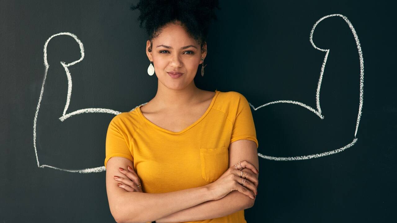 An der Macht sein, aber es immer allen recht machen – das sei eine Illusion, von der sich viele Frauen erst trennen müssten, sagt Business-Coachin Vera Steinhäuser im Podcast.  