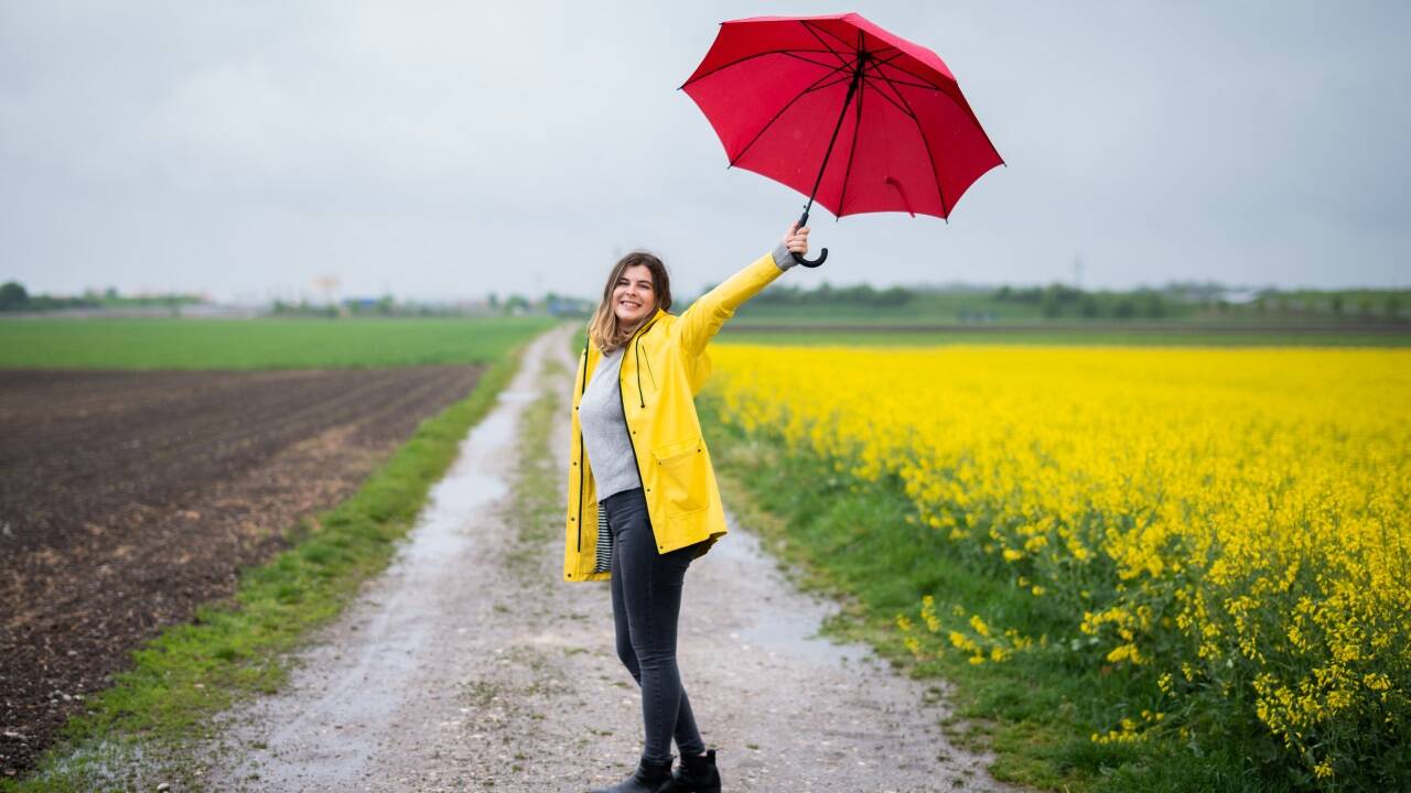 Ein Spaziergang im Regen, knallige Farben und ein Lächeln im Gesicht: So hat der Schlechtwetterblues keine Chance. 