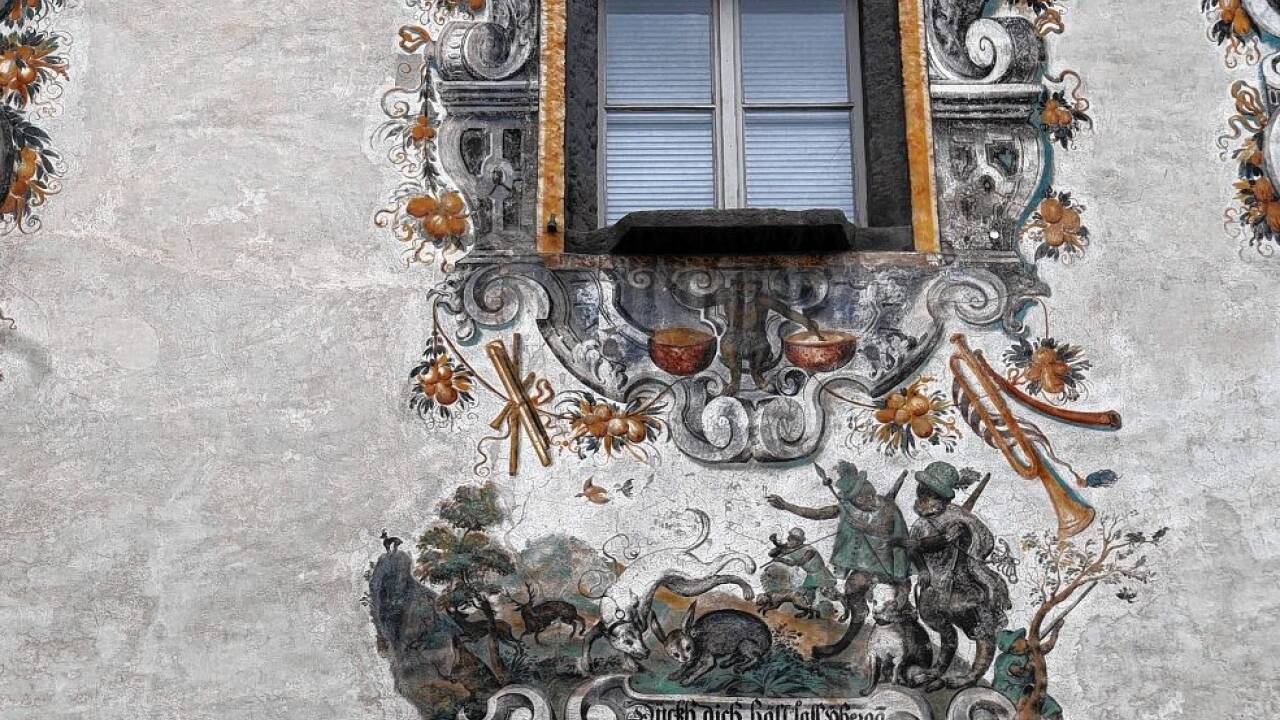 Wenn die Jäger kommen, dann duckt sich der Hase. Die Jagdszene auf dem Hirschenhaus in Berchtesgaden.  