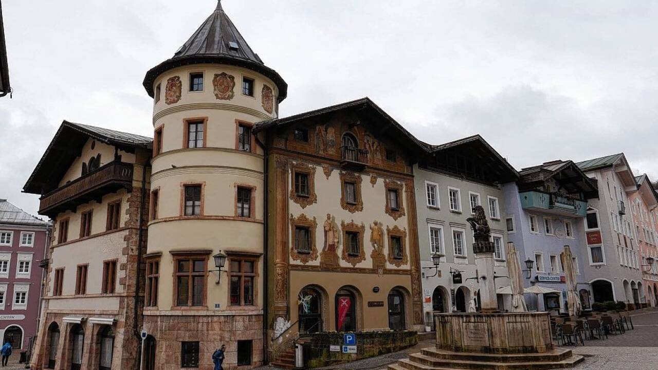 Das Hirschenhaus mit seiner Schaufassade auf der Marktplatzseite.  