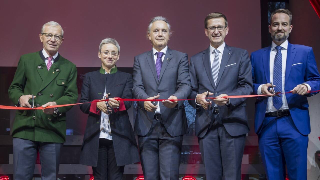 Offizielle Eröffnung: LH Wilfried Haslauer, Salzburg AG-Vorständin Brigitte Bach, Salzburg AG Tourismus GmbH-Geschäftsführer Mario Mischelin, der oberösterreichische Landesrat Markus Achleitner und Salzburg AG Vorstandssprecher Michael Baminger. 