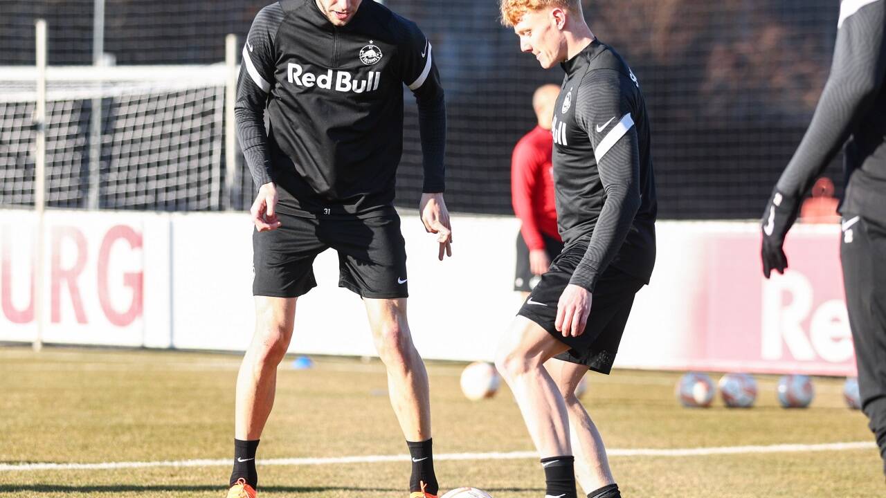 Am Donnerstagnachmittag absolvierten die Bullen Strahinja Pavlovic (l.) und Nicolas Seiwald das letzte öffentliche Training vor der Partie gegen Sturm. Dann wurden die Tore in Taxham geschlossen.  