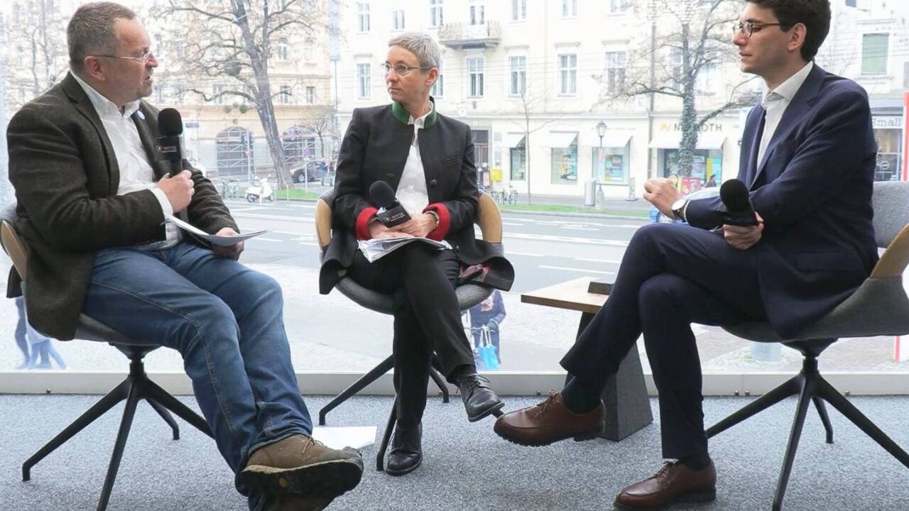 Franz Kok, Obmann der Ökostrombörse Salzburg, und Brigitte Bach, Vorständin der Salzburg AG, diskutieren mit SN-Redakteur Marco Riebler. 