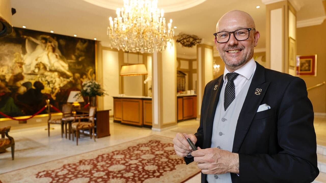 Florian Muigg trägt die goldenen Schlüssel am Revers mit Stolz. Der 43-Jährige ist Chefconcierge und Empfangschef im Hotel Bristol am Mirabellgarten in Salzburg. 