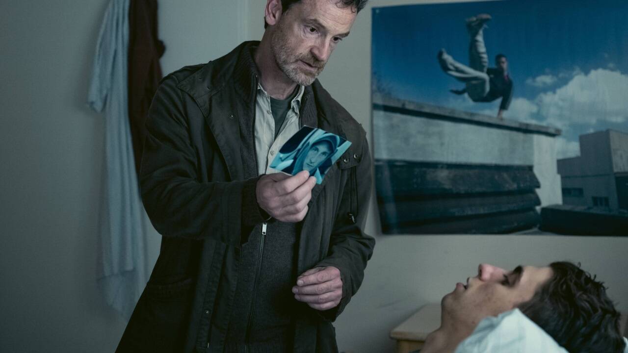 Peter Faber (Jörg Hartmann) will den im Wachkoma liegenden Tom Heinrich (Robert Capasso) fragen, ob er den mutmaßlichen Täter kennt. 