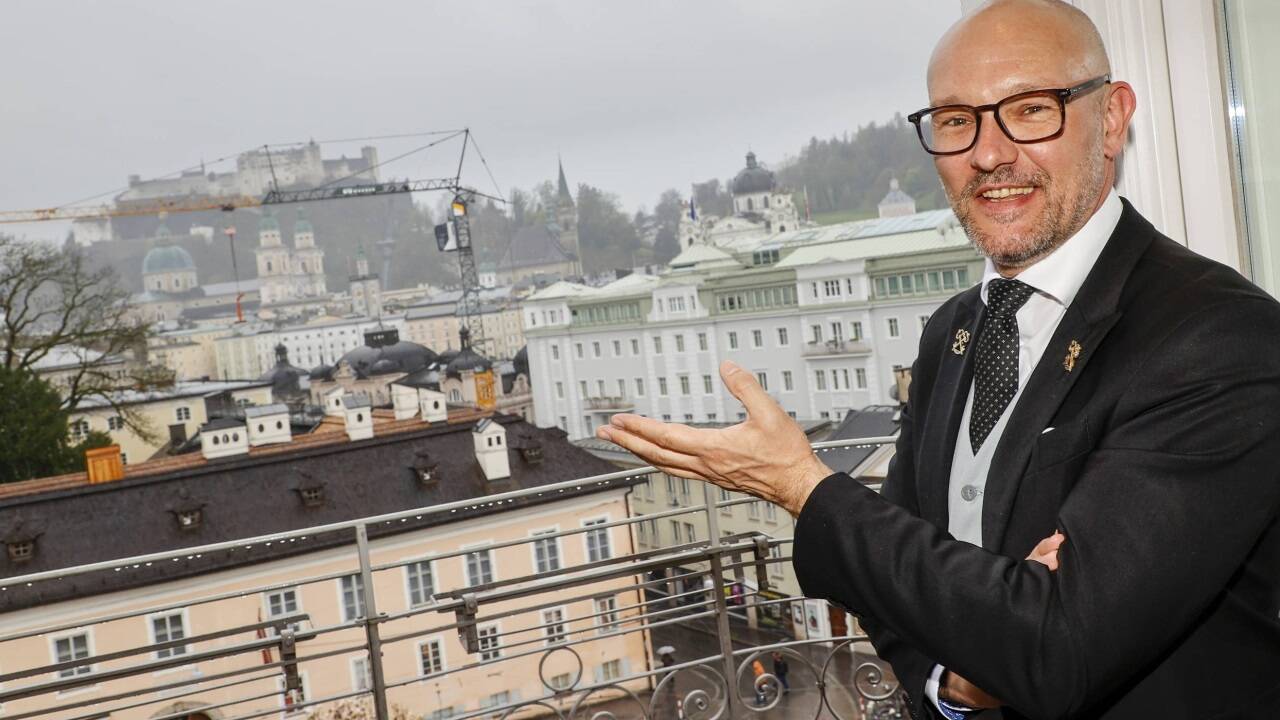 Sind die Gäste zufrieden, ist er es auch. Florian Muigg auf dem Balkon einer Suite des Hotels Bristol mit Festungsblick. 