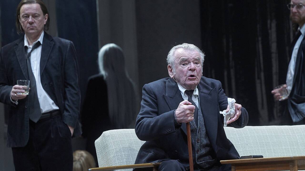 Bilder zur Inszenierung des Dramas „Drei Winter“ am Wiener Burgtheater. 