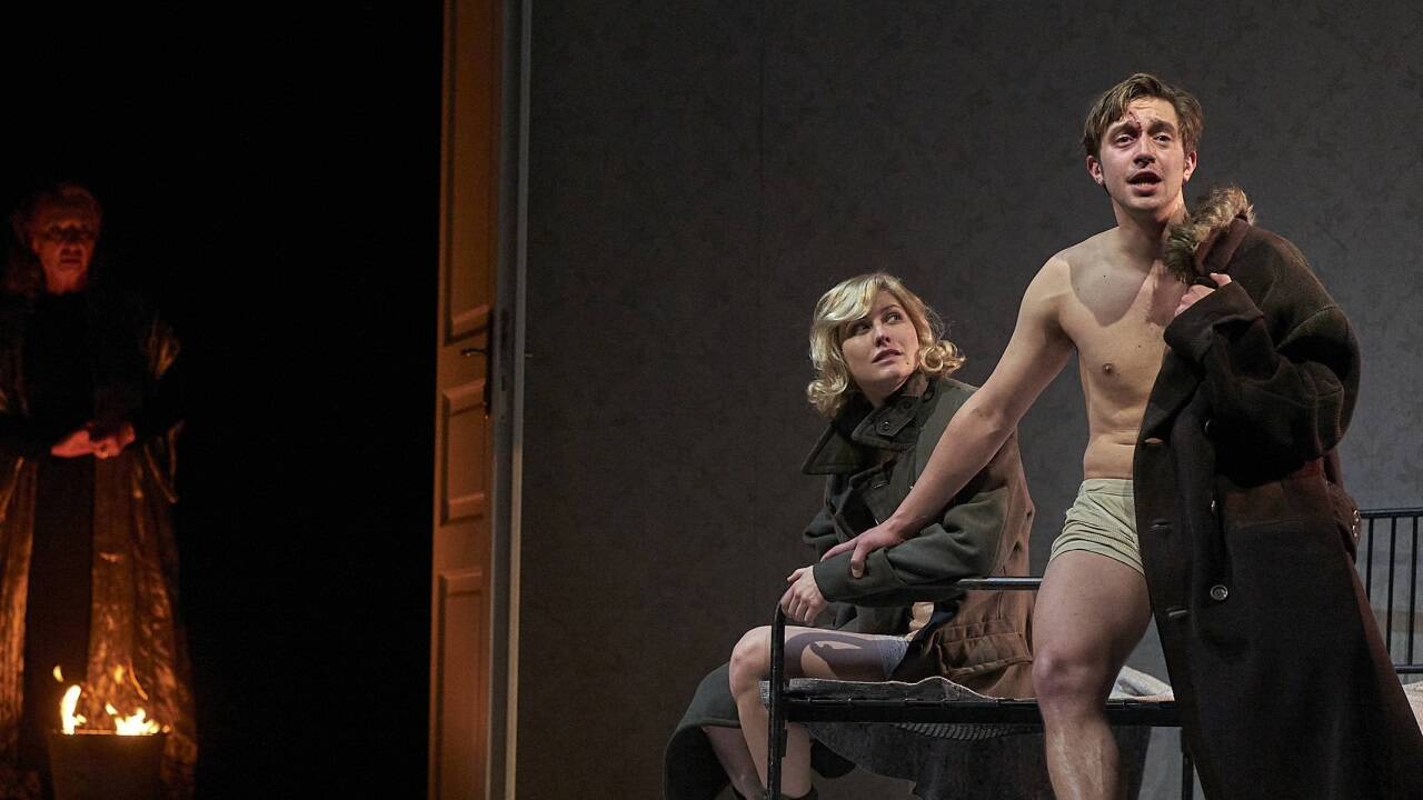 Bilder zur Inszenierung des Dramas „Drei Winter“ am Wiener Burgtheater. 