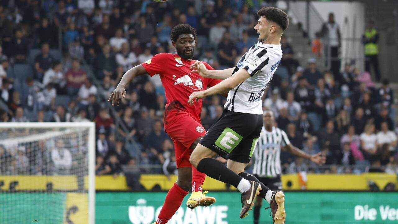 Hart und wenig herzlich geht es im Bundesliga-Gipfeltreffen zwischen Sturm und Salzburg zu. Hart und wenig herzlich geht es im Bundesliga-Gipfeltreffen zwischen Sturm und Salzburg zu.