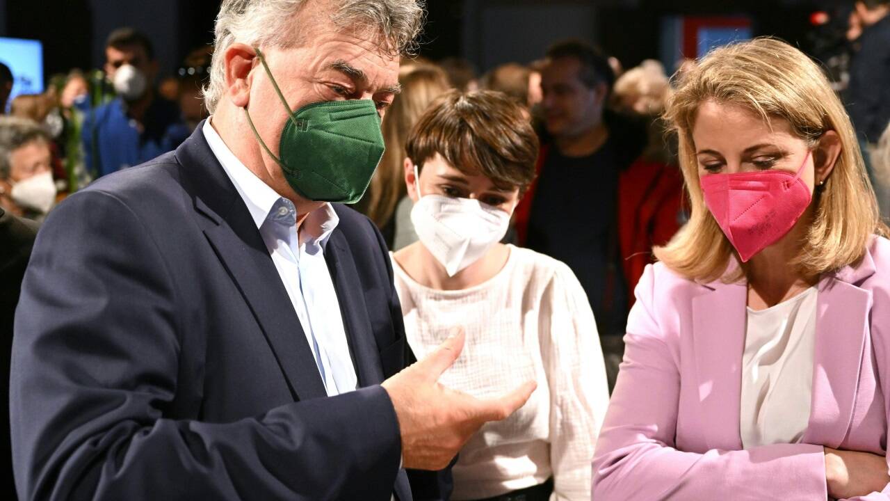 Vizekanzler Werner Kogler (Grüne), Grünen-Klubobfrau Sigrid Maurer (l.) und NEOS-Klubchefin Beate Meinl-Reisinger (r.). 