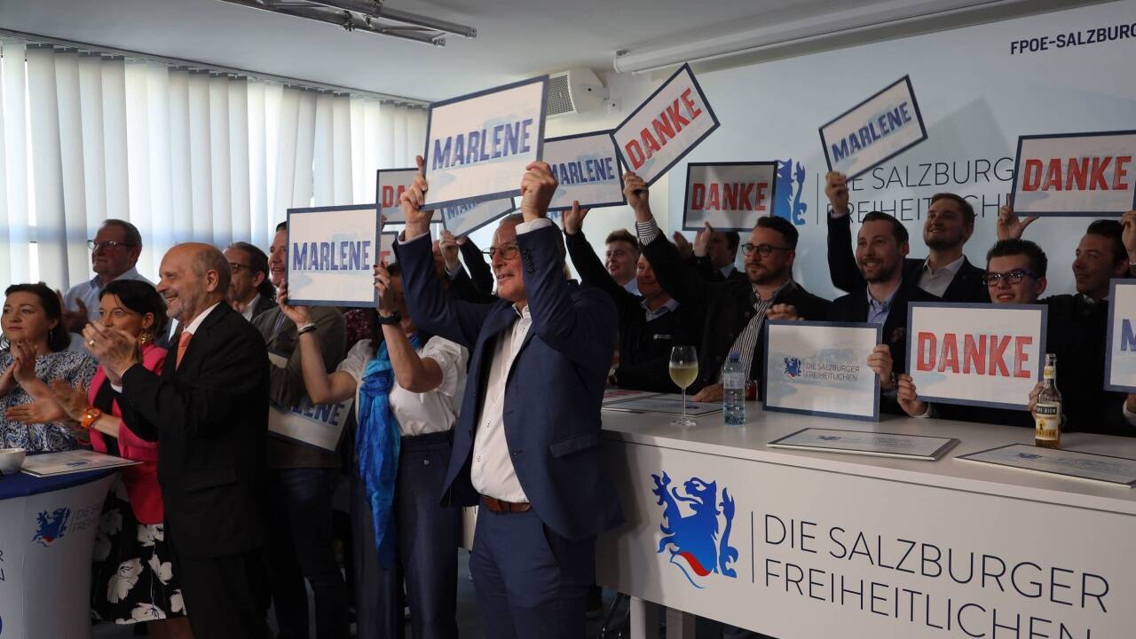 Die freiheitlichen Funktionärinnen und Funktionäre bejubelten den Wahlerfolg zunächst in der Parteizentrale am Ginzkeyplatz in Salzburg-Süd... 
