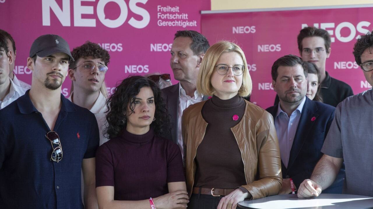 Betroffene Gesichter nach der ersten Hochrechnung bei den Neos um Landeslistenzweite Karin Feldinger. 