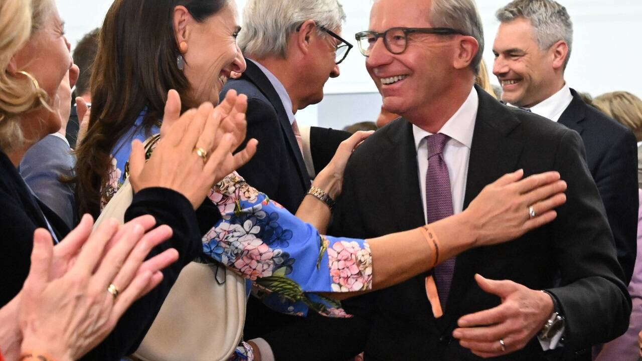 Viel Zuspruch für Landeshauptmann Wilfried Haslauer am Sonntagabend, im Bild mit Alexandra Preuner, der Frau des Salzburger Bürgermeisters Harald Preuner (im Bildhintergrund mit Bundeskanzler Karl Nehammer).  