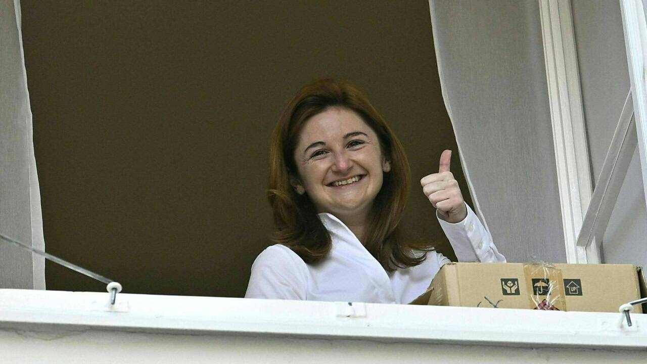 Marlene Svazek blickt vor der ersten Hochrechnung aus ihrem Büro im ersten Stock des Chiemseehofes.  