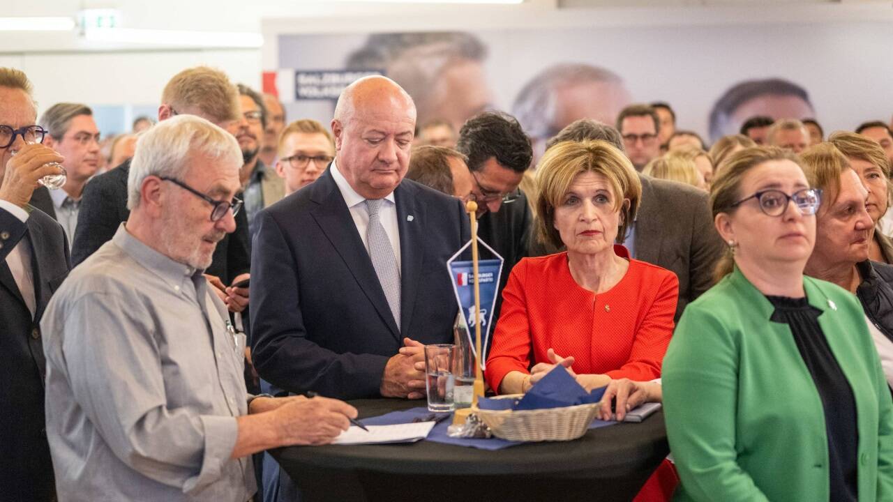 Betretene Gesichter um 17 Uhr in der ÖVP-Zentrale.  