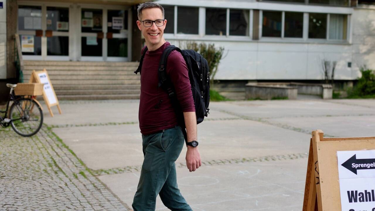 Der Mann mit den tausend bordeaux-roten Pullis: Kay-Michael Dankl.  