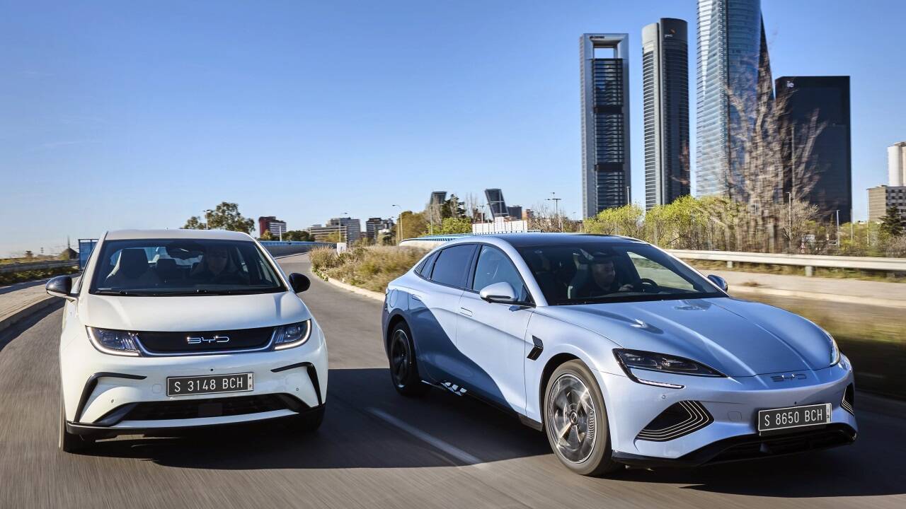 Die neuen Elektrofahrzeuge von BYD: Seal (links) und Dolphin. 