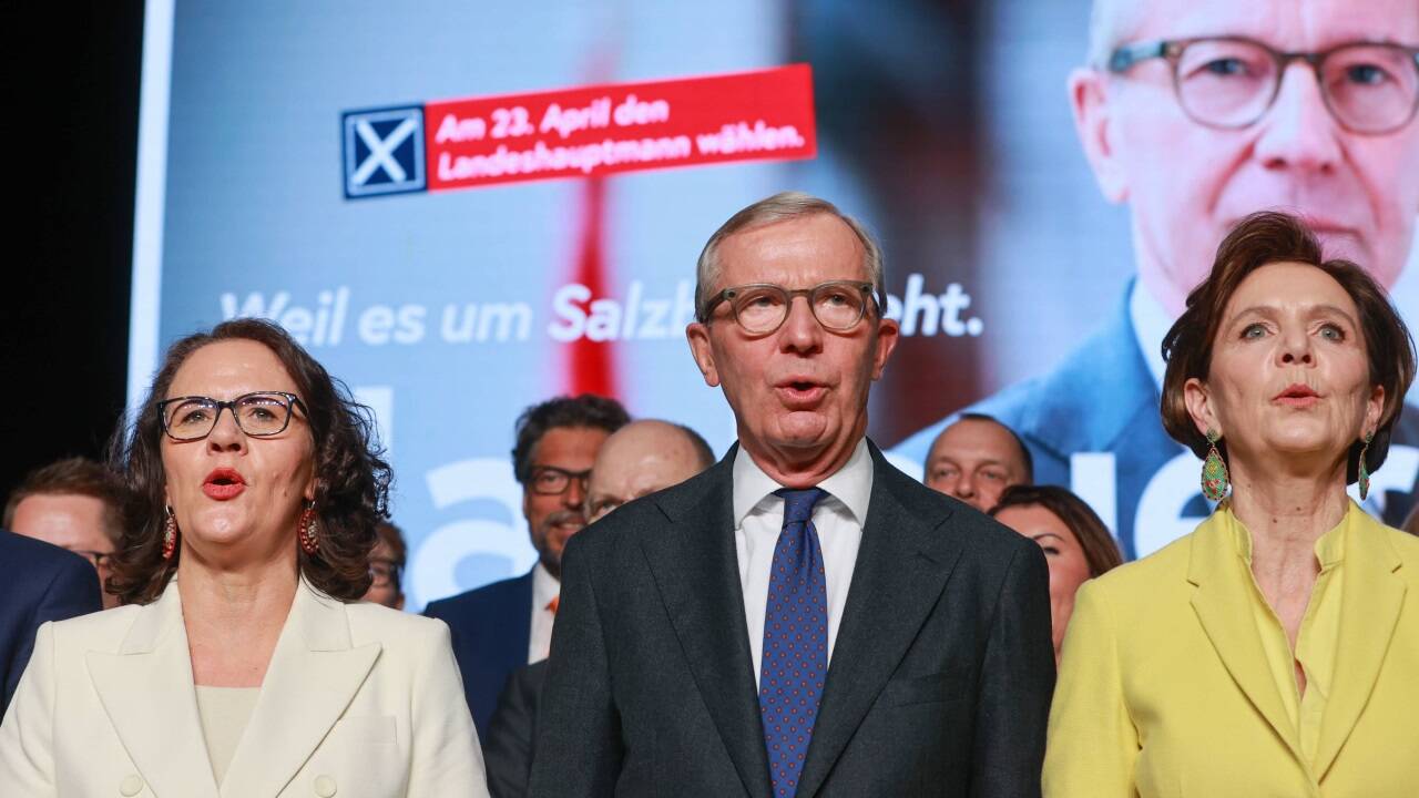 Stimmen gemeinsam die Hymne an: Landesrätin Daniela Gutschi, Landeshauptmann Wilfried Haslauer, Landtagspräsidentin Brigitta Pallauf. 