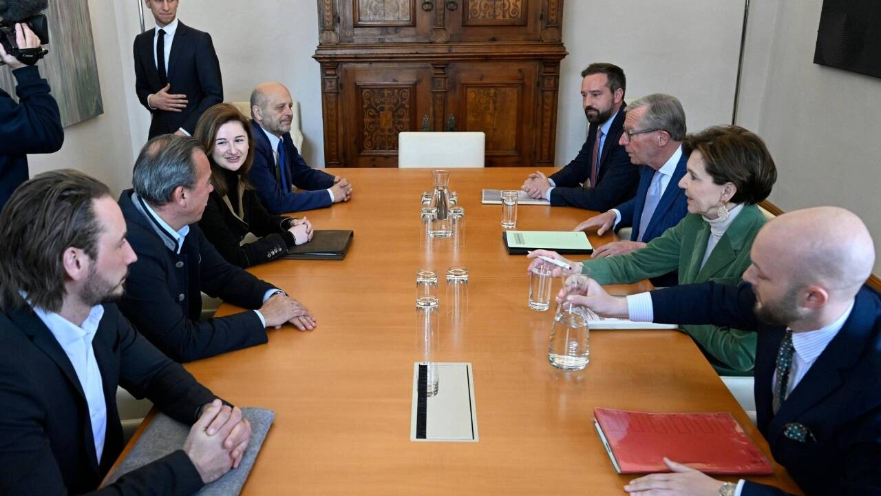 Links das FPÖ-Team: Marlene Svazek, Christian Pewny, Andreas Schöppl, Dom Kamper. Rechts das ÖVP-Team: Wilfried Haslauer, Stefan Schnöll, Brigitta Pallauf, Büroleiter Alexander Diwald.  