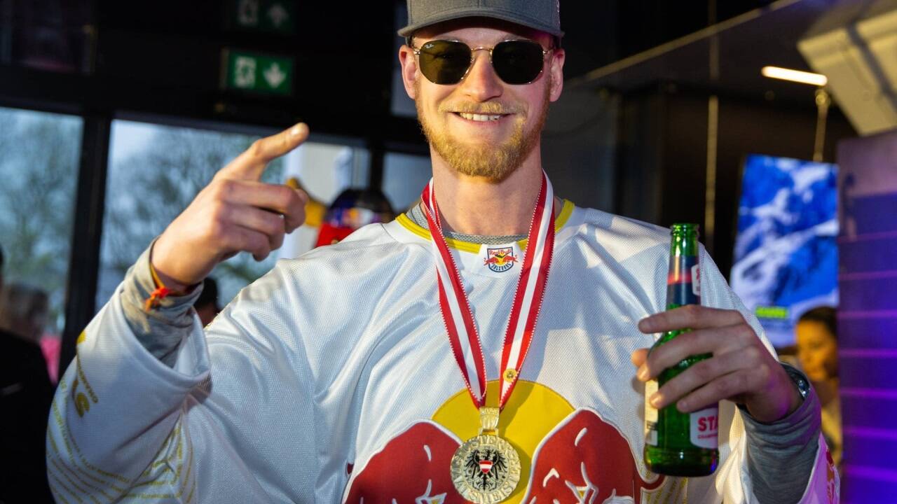 Sonnenbrille und Bierflasche trugen hingegen etliche Salzburger. 