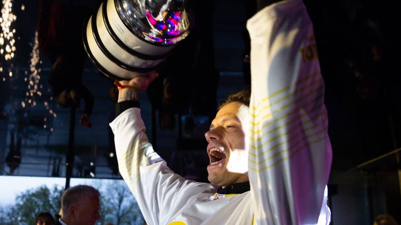 Kapitän Thomas Raffl brachte die ramponierte Siegestrophäe mit zur Feier. 