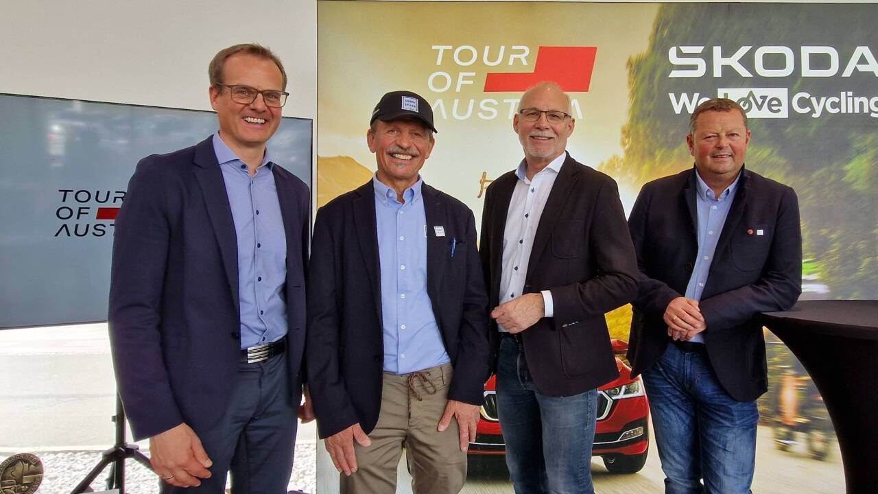 Freuen sich, dass der Radtross wieder ins Alpendorf St. Johann sprintet. TVB-Geschäftsführer Hannes Rieser, Mister Radsport Peter Stankovic, Bgm. Günther Mitterer und Snow-Space-Vorstand Wolfgang Hettegger (v. l.)  