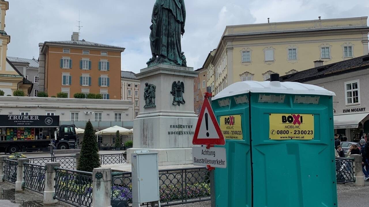 Kurios: das auf dem Salzburger Mozartplatz zurückgelassene Baustellenklo. 