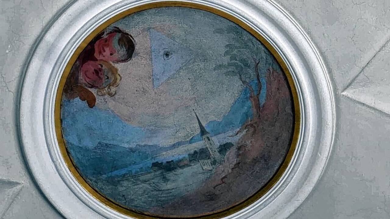 Das Fuschler Medaillon in der Kirche.  