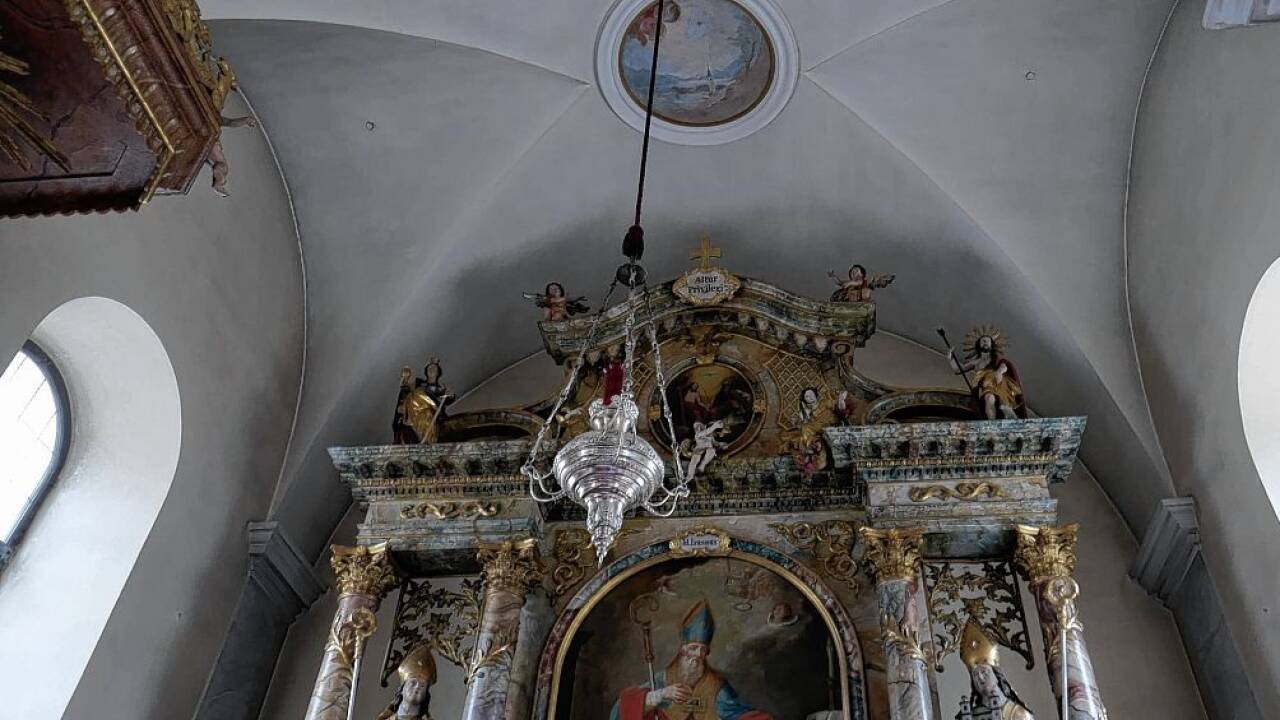 Die historische Ortsansicht prangt auf der Kirchendecke im Altarraum.  