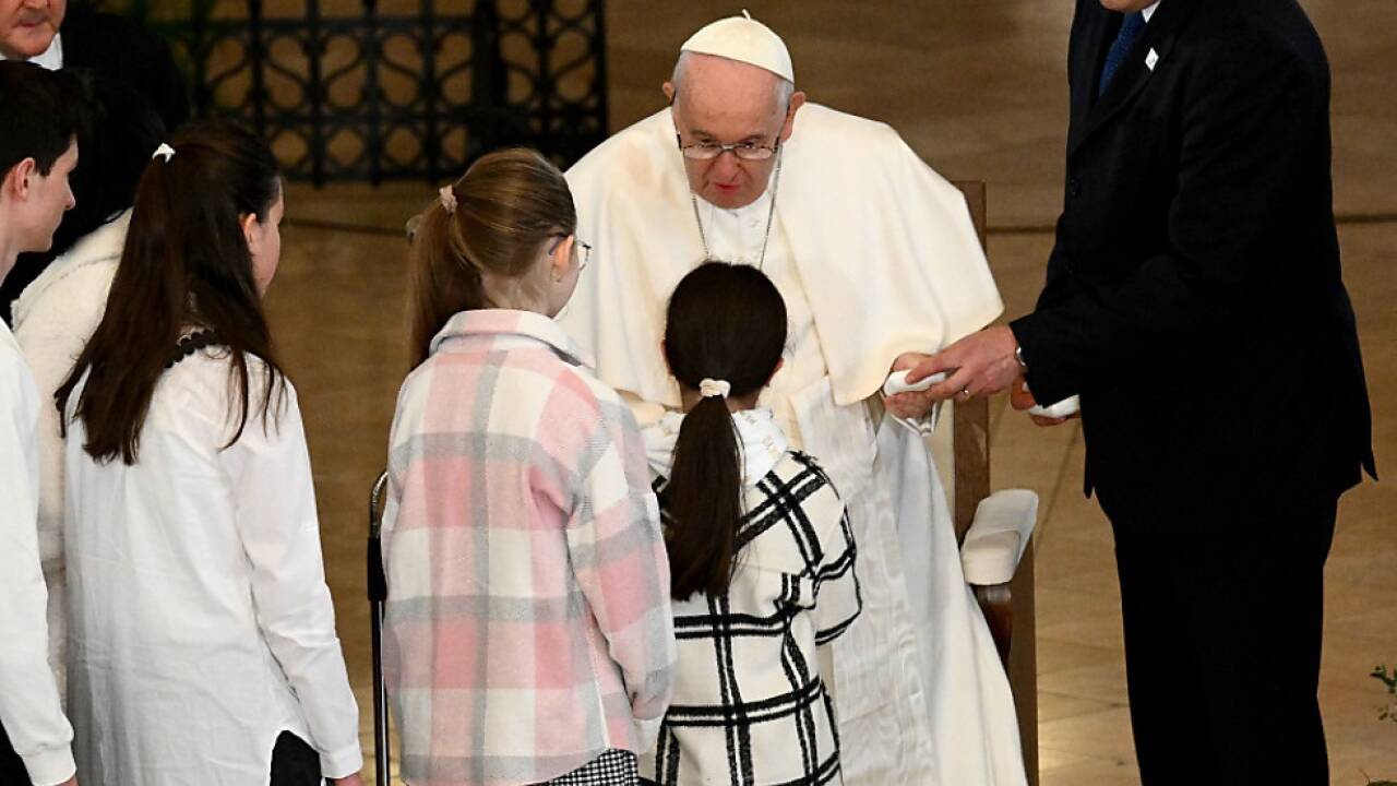 Papst traf arme Menschen und Flüchtlinge 