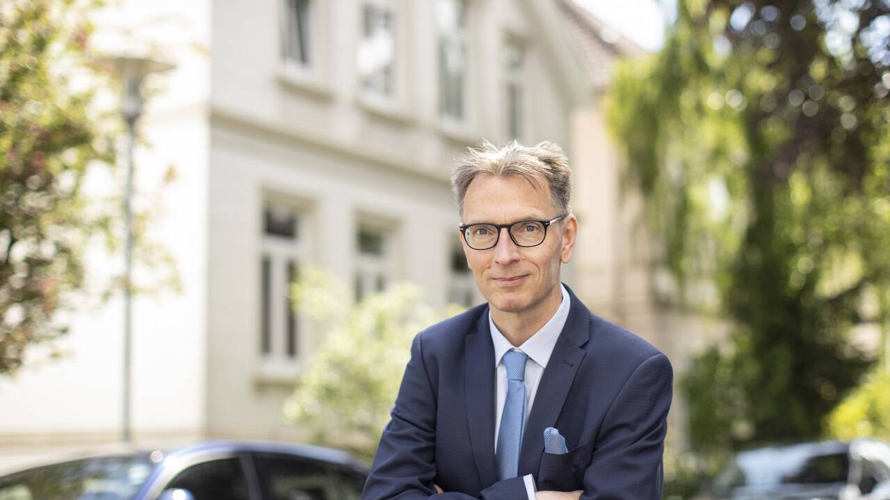 Daniel Fuhrhop ist Ökonom und hat kürzlich an der Uni Oldenburg im Fach ökologische Ökonomie promoviert. Er ist freier Autor und Kommunalberater und hat sein Büro in Potsdam.  