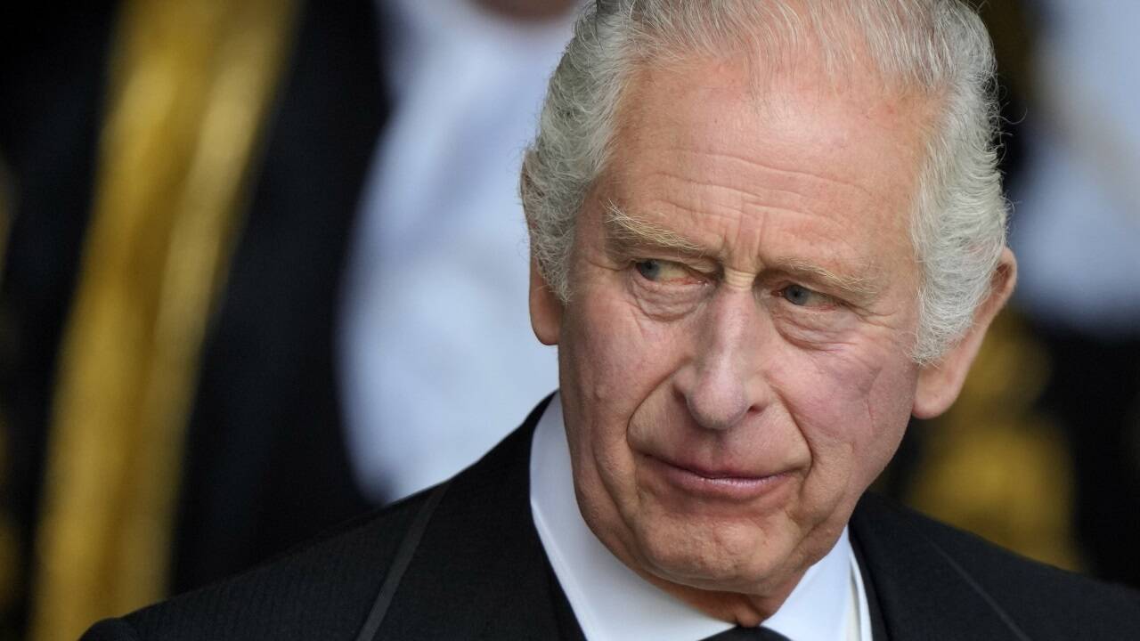 Wird zum neuen König gekrönt: Wird zum neuen König gekrönt: