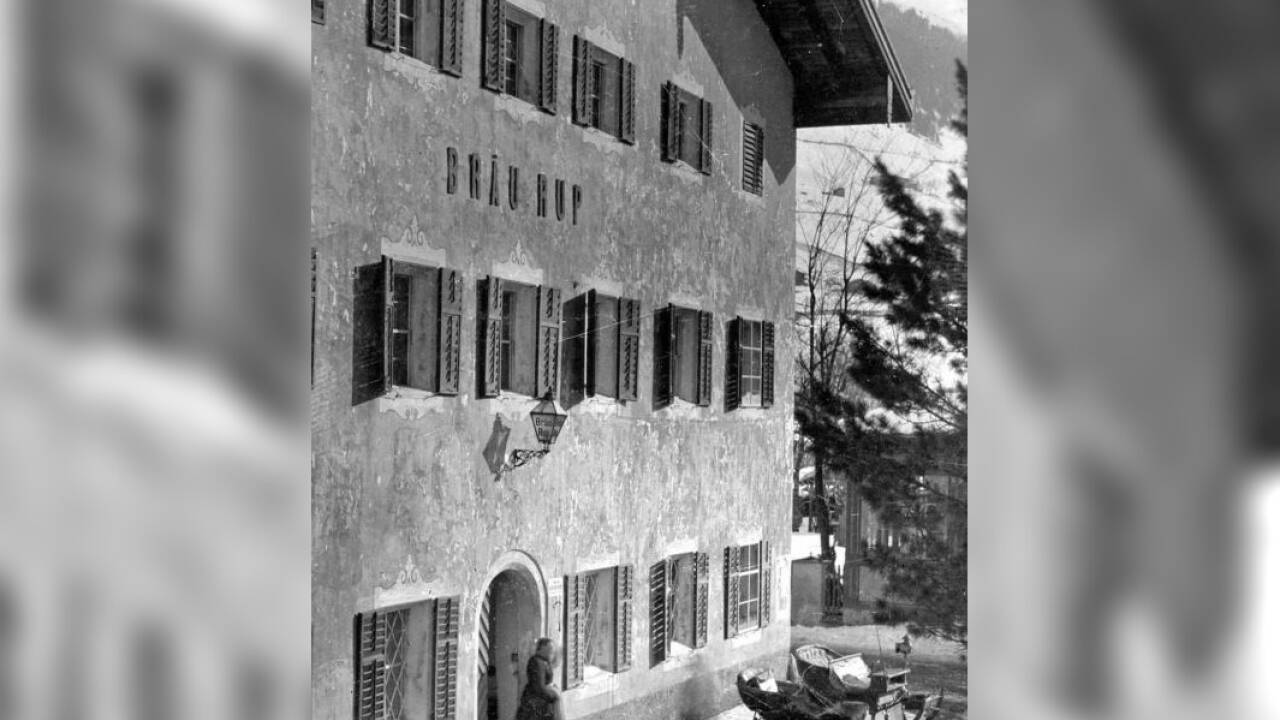 Die berühmte Bräurupin Ende des 19. Jahrhunderts vor dem Gasthof. 