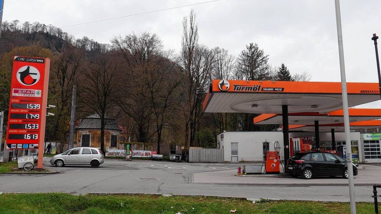 Bebaut werden soll das Tankstellenareal in unmittelbarer Nachbarschaft des Rauchenbichlerhofs (im Hintergrund ist der Gartenpavillon zu sehen).  