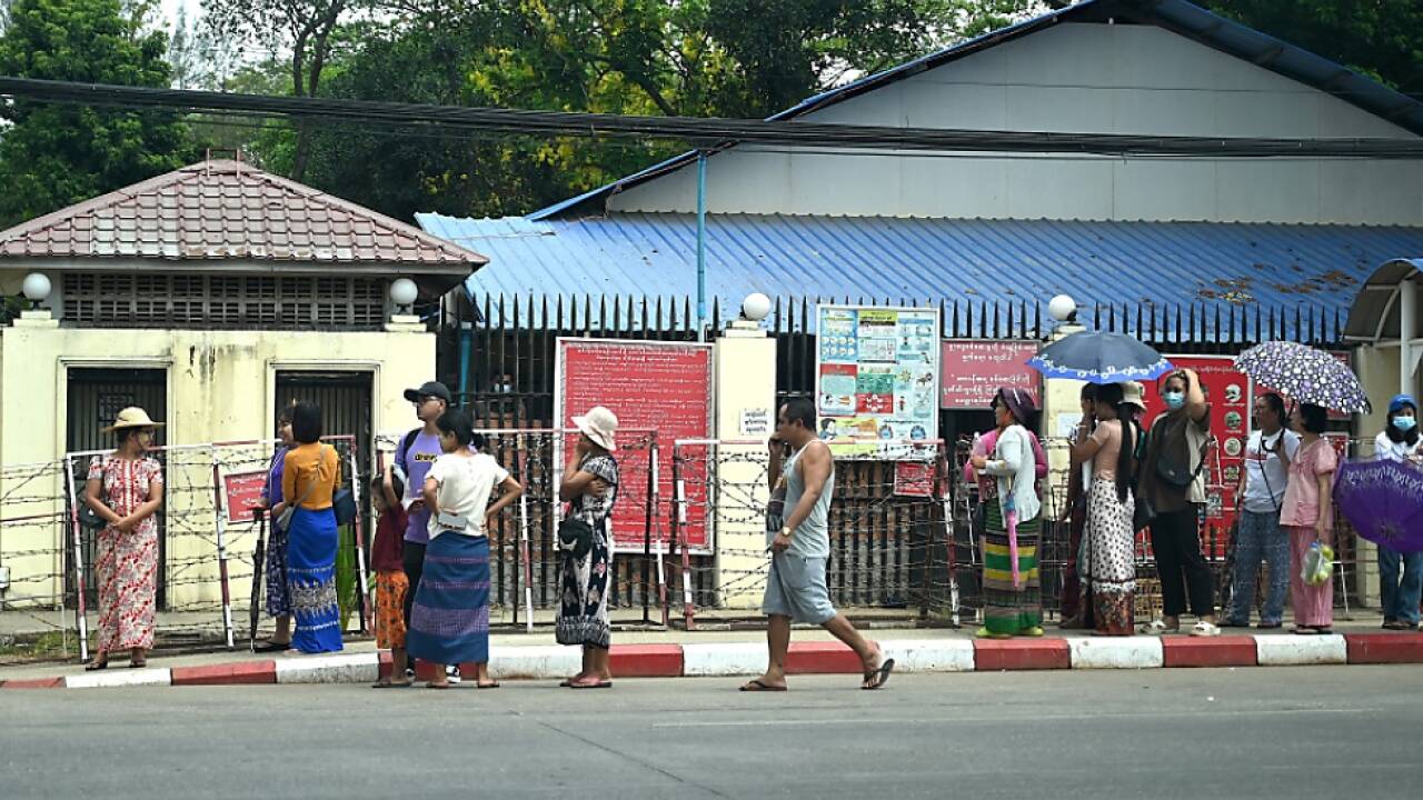 Angehörige warten auf freigelassene Gefangene 